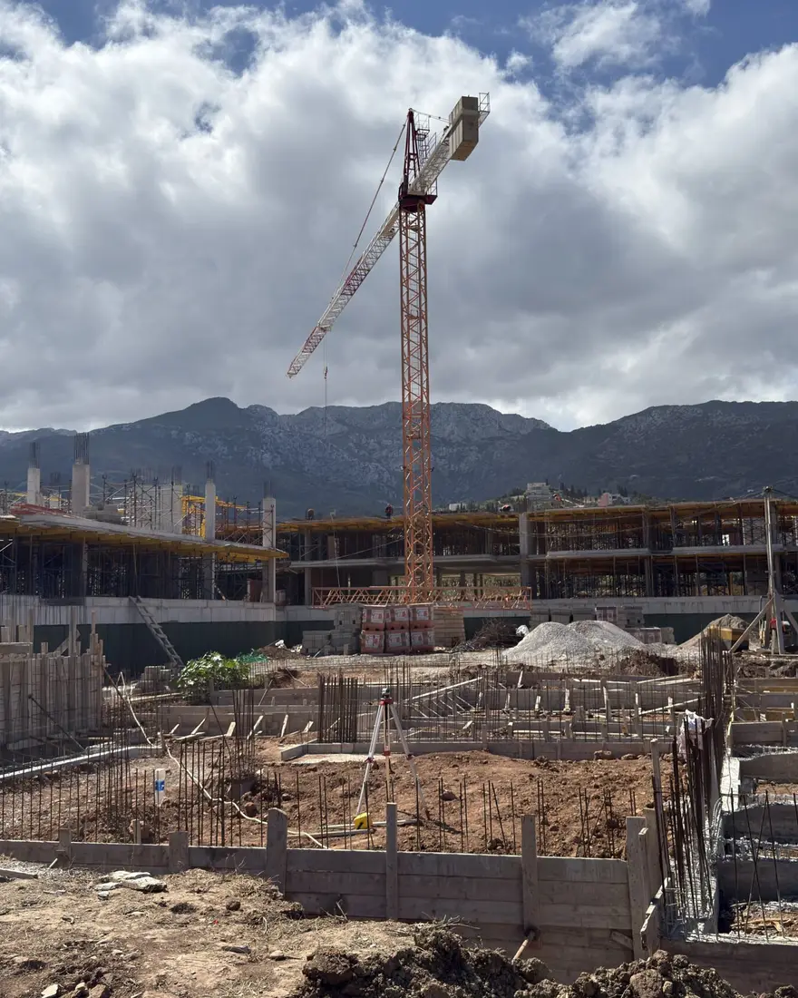 De bouwplaats van Vista Valley: een torenkraan boven het betonskelet, met de bergen bij Tetouan op de achtergrond