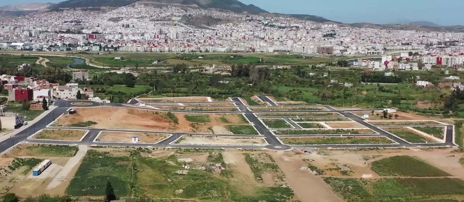 Dronebeeld van de bouwgrond in de wijk Vista Verde, met Tetouan en de bergen op de achtergrond