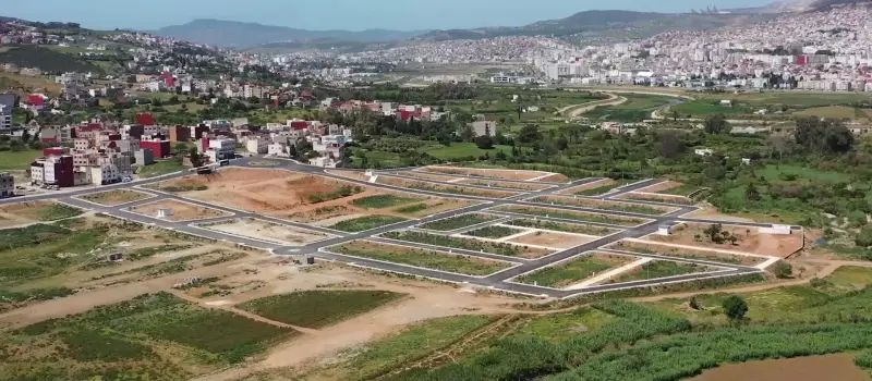 Dronebeeld van de bouwgrond in de wijk Vista Verde, met Tetouan en de bergen op de achtergrond